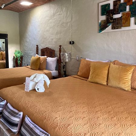 アヒヒク Casa De La Abuela Bed & Breakfast エクステリア 写真