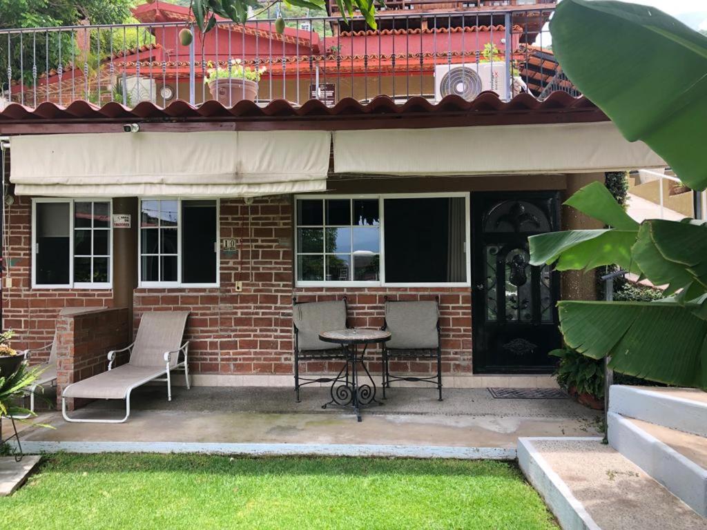 アヒヒク Casa De La Abuela Bed & Breakfast エクステリア 写真