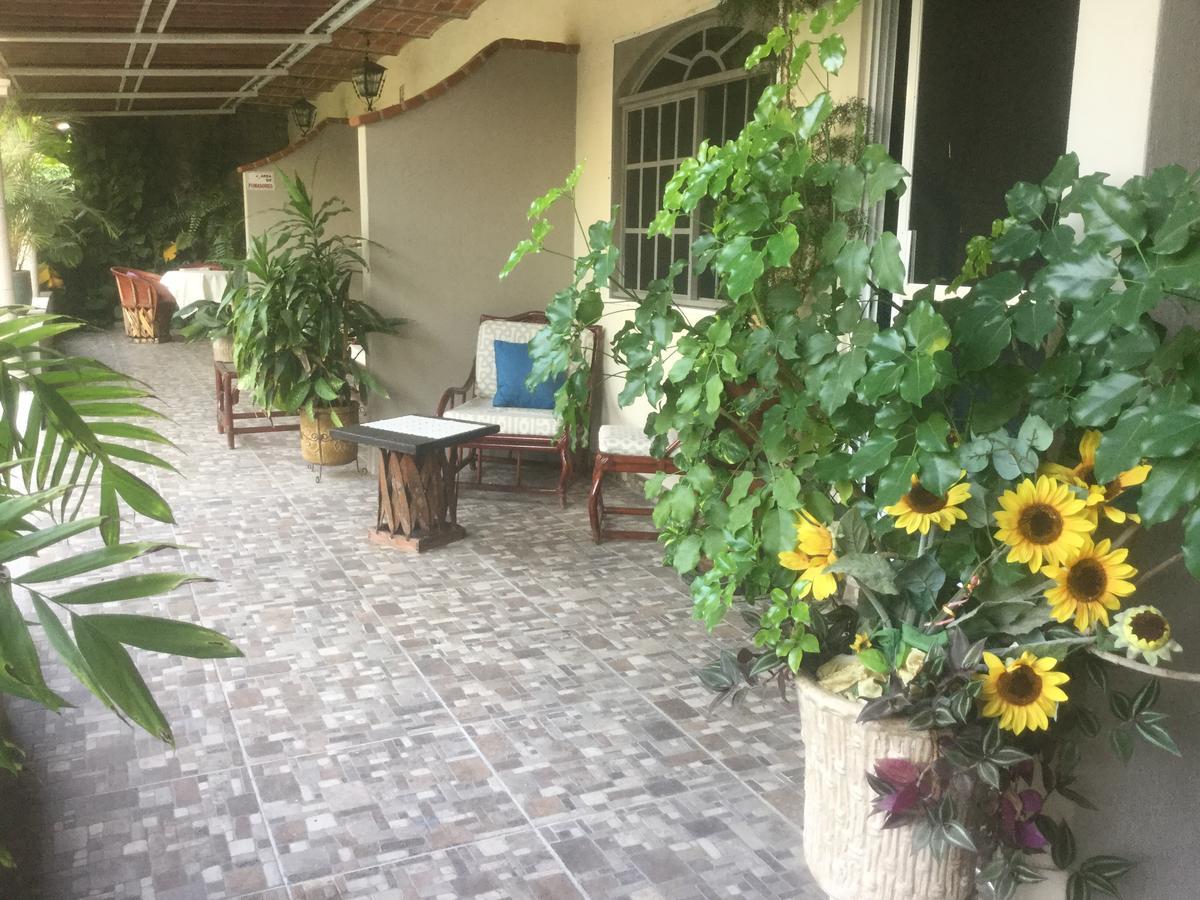 アヒヒク Casa De La Abuela Bed & Breakfast エクステリア 写真